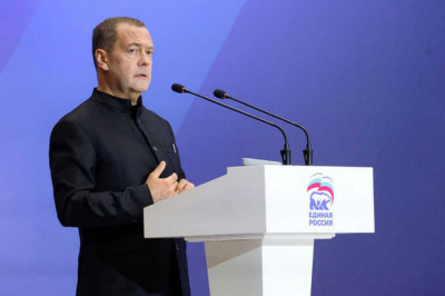 В России подготовят новые учебники по обществознанию под редакцией Дмитрия Медведева