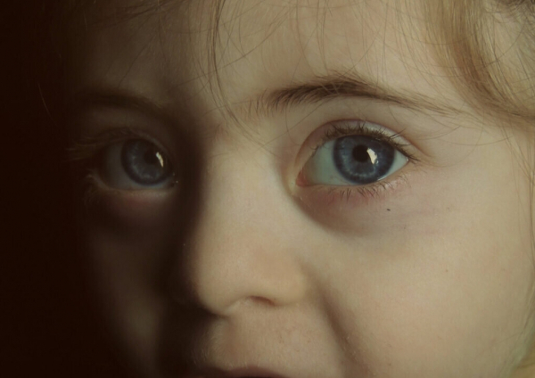 Генетики узнали, люди с каким цветом глаз лучше видят при тусклом свете