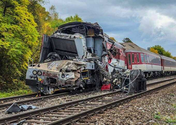 Примерно 100 человек получили травмы при столкновении двух поездов в Словакии